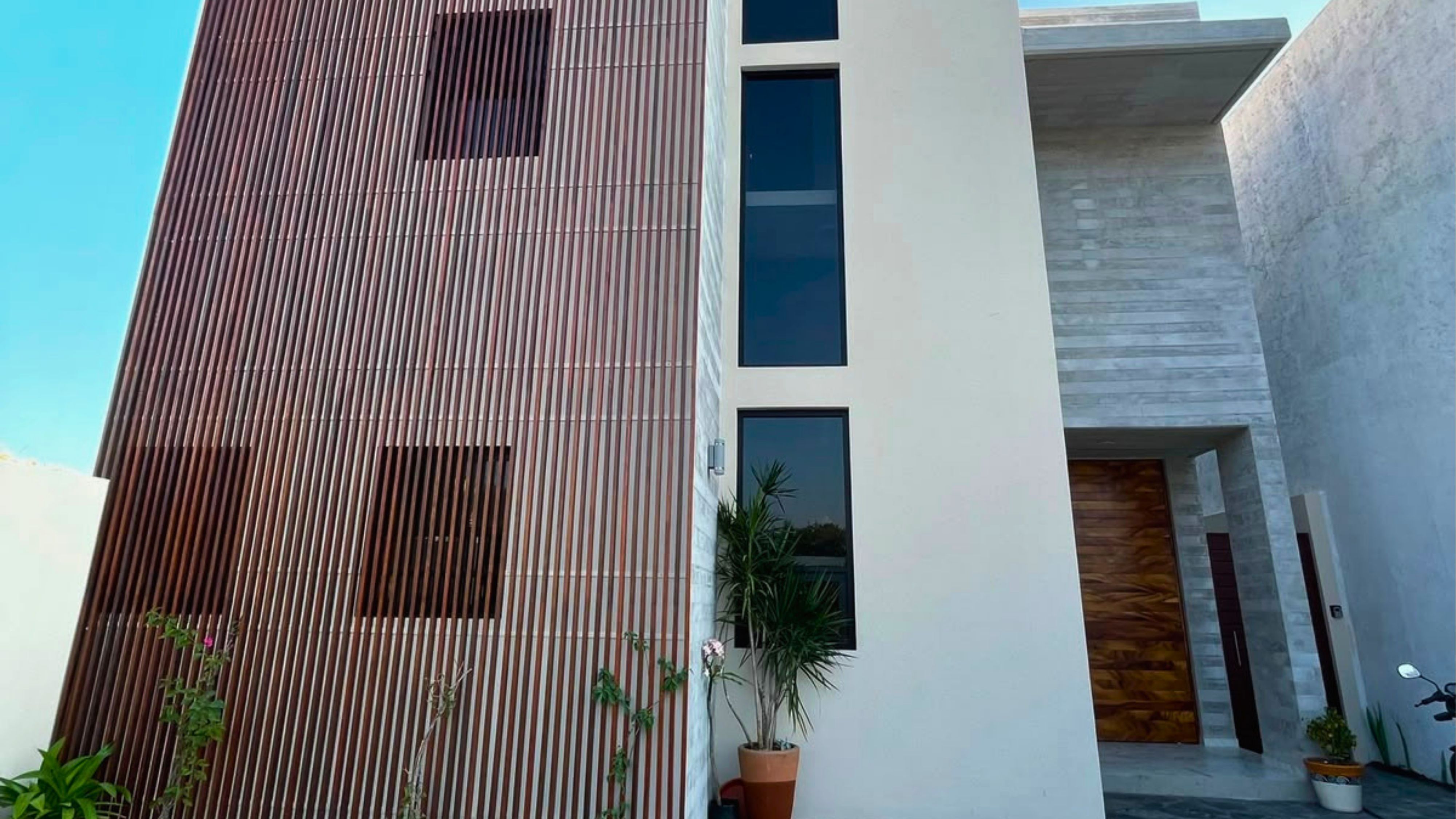 Modern house with private pool - 10 minutes walk from the beach